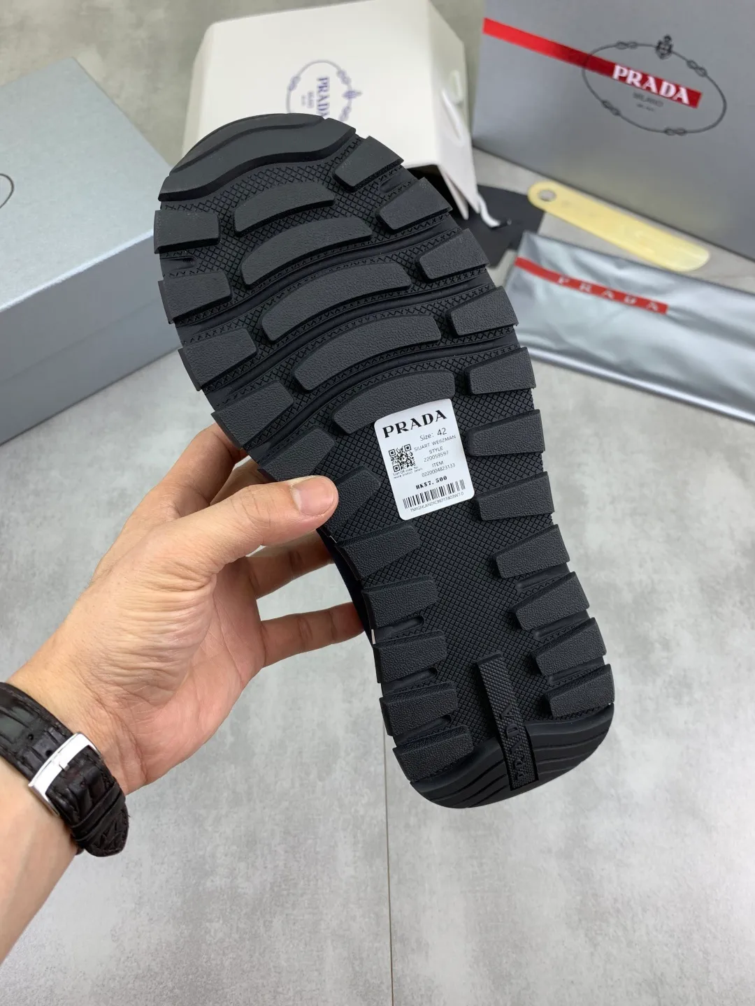 Men's shoes 💰P560💰[New model] Flying weave series (summer must-have) is now available on the official website, 🆘 Trendy brand (Prada) mainly promotes popular models, avant-garde and versatile fashionable men's shoes, private version molding, cowhide surface splicing 1:1.. Simple fashion, original imported cowhide lining and cowhide feet; the atmosphere and personality are more fashionable, eye-catching and pursuing class. It will subvert the old idea and be a must-have for fashion trendsetters with you! Must keep it for yourself! High-end comfort and low-end, high-end quality workmanship. Size: 38-45 6️⃣colors available.